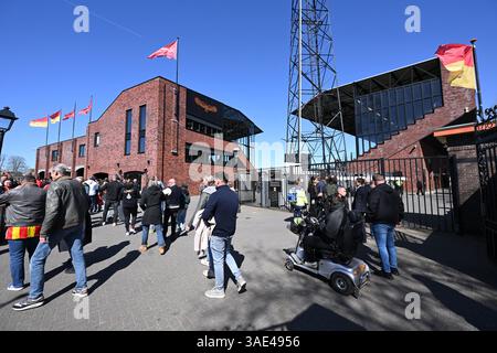 DEVENTER - i tifosi del Go Ahead Eagles entrano nello stadio prima della partita olandese Eredivisie tra il Go Ahead Eagles e il FC Utrecht a De Adelaarshorst il 6 aprile 2025 a Deventer, Paesi Bassi. ANP GERRIT VAN KEULEN Foto Stock