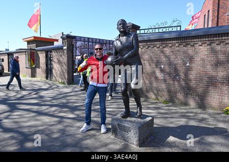 DEVENTER - andate avanti tifosi degli Eagles alla statua di Leo Halle all'ingresso dello stadio prima della partita olandese Eredivisie tra Go Ahead Eagles e FC Utrecht a De Adelaarshorst il 6 aprile 2025 a Deventer, Paesi Bassi. ANP GERRIT VAN KEULEN Foto Stock