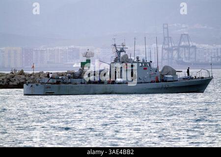 3 novembre 2003; porto di Gibilterra, GIBILTERRA; la Spagna ha sigillato il suo confine con Gibilterra dopo che una nave da crociera britannica, colpita da un virus, attraccata nella colonia. Il confine fu chiuso per 13 ore dopo l'arrivo a Gibilterra della "Aurora" di Southampton. Fu riaperta dopo che la nave partì per Southampton. Più di 500 dei 1.800 passeggeri britannici sulla nave e 17 dei 840 membri dell'equipaggio sono stati colpiti dal virus Norwalk o Noro. I proprietari dell'Aurora, la P&o Cruises, dissero che l'infezione si credeva fosse stata portata a bordo da un passeggero a Southampton quando ha lasciato il porto il 20 ottobre per un periodo di 17 giorni Foto Stock