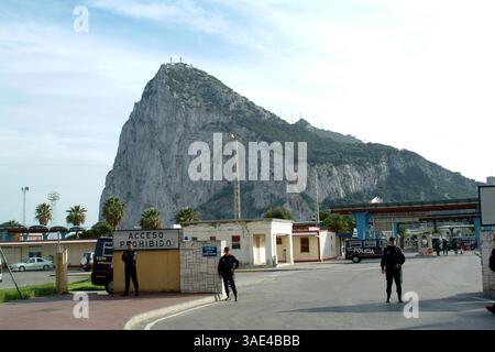 3 novembre 2003; porto di Gibilterra, GIBILTERRA; la Spagna ha sigillato il suo confine con Gibilterra dopo che una nave da crociera britannica, colpita da un virus, attraccata nella colonia. Il confine fu chiuso per 13 ore dopo l'arrivo a Gibilterra della "Aurora" di Southampton. Fu riaperta dopo che la nave partì per Southampton. Più di 500 dei 1.800 passeggeri britannici sulla nave e 17 dei 840 membri dell'equipaggio sono stati colpiti dal virus Norwalk o Noro. I proprietari dell'Aurora, la P&o Cruises, dissero che l'infezione si credeva fosse stata portata a bordo da un passeggero a Southampton quando ha lasciato il porto il 20 ottobre per un periodo di 17 giorni Foto Stock