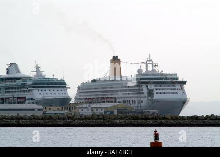 3 novembre 2003; porto di Gibilterra, GIBILTERRA; la Spagna ha sigillato il suo confine con Gibilterra dopo che una nave da crociera britannica, colpita da un virus, attraccata nella colonia. Il confine fu chiuso per 13 ore dopo l'arrivo a Gibilterra della "Aurora" di Southampton. Fu riaperta dopo che la nave partì per Southampton. Più di 500 dei 1.800 passeggeri britannici sulla nave e 17 dei 840 membri dell'equipaggio sono stati colpiti dal virus Norwalk o Noro. I proprietari dell'Aurora, la P&o Cruises, dissero che l'infezione si credeva fosse stata portata a bordo da un passeggero a Southampton quando ha lasciato il porto il 20 ottobre per un periodo di 17 giorni Foto Stock