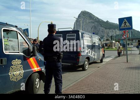 3 novembre 2003; porto di Gibilterra, GIBILTERRA; la Spagna ha sigillato il suo confine con Gibilterra dopo che una nave da crociera britannica, colpita da un virus, attraccata nella colonia. Il confine fu chiuso per 13 ore dopo l'arrivo a Gibilterra della "Aurora" di Southampton. Fu riaperta dopo che la nave partì per Southampton. Più di 500 dei 1.800 passeggeri britannici sulla nave e 17 dei 840 membri dell'equipaggio sono stati colpiti dal virus Norwalk o Noro. I proprietari dell'Aurora, la P&o Cruises, dissero che l'infezione si credeva fosse stata portata a bordo da un passeggero a Southampton quando ha lasciato il porto il 20 ottobre per un periodo di 17 giorni Foto Stock