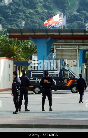 3 novembre 2003; porto di Gibilterra, GIBILTERRA; la Spagna ha sigillato il suo confine con Gibilterra dopo che una nave da crociera britannica, colpita da un virus, attraccata nella colonia. Il confine fu chiuso per 13 ore dopo l'arrivo a Gibilterra della "Aurora" di Southampton. Fu riaperta dopo che la nave partì per Southampton. Più di 500 dei 1.800 passeggeri britannici sulla nave e 17 dei 840 membri dell'equipaggio sono stati colpiti dal virus Norwalk o Noro. I proprietari dell'Aurora, la P&o Cruises, dissero che l'infezione si credeva fosse stata portata a bordo da un passeggero a Southampton quando ha lasciato il porto il 20 ottobre per un periodo di 17 giorni Foto Stock