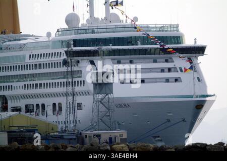 3 novembre 2003; porto di Gibilterra, GIBILTERRA; la Spagna ha sigillato il suo confine con Gibilterra dopo che una nave da crociera britannica, colpita da un virus, attraccata nella colonia. Il confine fu chiuso per 13 ore dopo l'arrivo a Gibilterra della "Aurora" di Southampton. Fu riaperta dopo che la nave partì per Southampton. Più di 500 dei 1.800 passeggeri britannici sulla nave e 17 dei 840 membri dell'equipaggio sono stati colpiti dal virus Norwalk o Noro. I proprietari dell'Aurora, la P&o Cruises, dissero che l'infezione si credeva fosse stata portata a bordo da un passeggero a Southampton quando ha lasciato il porto il 20 ottobre per un periodo di 17 giorni Foto Stock