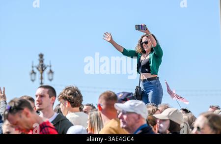 Brighton Regno Unito 6 aprile 2025 - migliaia di corridori partecipano oggi alla Maratona di Brighton in una calda giornata di sole: Credit Simon Dack / Alamy Live News Foto Stock