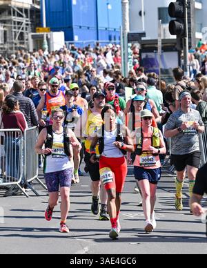 Brighton Regno Unito 6 aprile 2025 - migliaia di corridori partecipano oggi alla Maratona di Brighton in una calda giornata di sole: Credit Simon Dack / Alamy Live News Foto Stock