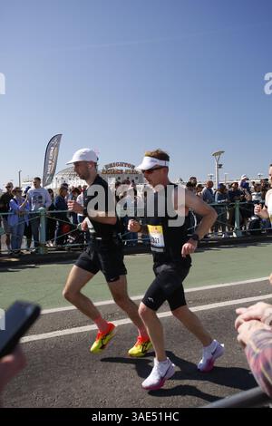 6 aprile 2025, Brighton, UK Brighton Annual Marathon migliaia di persone corrono per le strade della località balneare di Brighton e Hove. La folla si riunisce per incoraggiarli, vicino al molo di Brighton Palace. Foto: Roland Ravenhill/Alamy Foto Stock