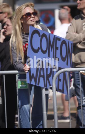 6 aprile 2025, Brighton, UK Brighton Annual Marathon migliaia di persone corrono per le strade della località balneare di Brighton e Hove. La folla si riunisce per incoraggiarli. Foto: Roland Ravenhill/Alamy Foto Stock