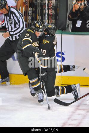 17 gennaio 2012. L'ala sinistra dei Dallas Stars Loui Eriksson (21) e l'ala sinistra dei Dallas Stars Brenden Morrow (10) si scontrano durante una partita tra i Detroit Red Wings e i Dallas Stars all'American Airlines Center di Dallas Texas. (Immagine di credito: Â © Manny Flores/Cal Sport Media/ZUMAPRESS.com) Foto Stock
