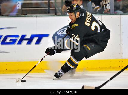 17 gennaio 2012. Eric Nystrom (24), stella di Dallas, pattina con il puck. Durante una partita tra i Detroit Red Wings e i Dallas Stars all'American Airlines Center di Dallas, Texas. (Immagine di credito: © Manny Flores/Cal Sport Media/ZUMAPRESS.com) Foto Stock