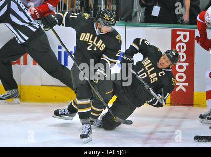 17 gennaio 2012. L'ala sinistra dei Dallas Stars Loui Eriksson (21) e l'ala sinistra dei Dallas Stars Brenden Morrow (10) si scontrano durante una partita tra i Detroit Red Wings e i Dallas Stars all'American Airlines Center di Dallas Texas. (Immagine di credito: Â © Manny Flores/Cal Sport Media/ZUMAPRESS.com) Foto Stock