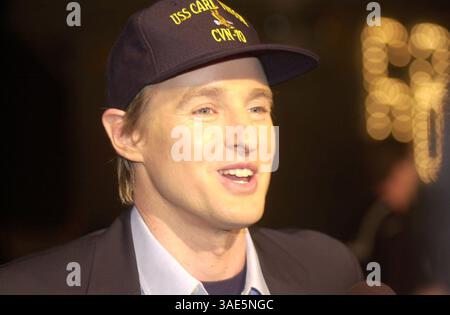 17 novembre 2001; Coronado, CA, USA; l'attore OWEN WILSON arriva con un caccia F-18A Hornet alla North Island Naval Air Station Coronado, proprio di fronte alla baia di San Diego, per la prima volta "dietro le linee nemiche" sulla portaerei USS Nimitz. (Immagine di credito: Earl S. Cryer/ZUMAPRESS.com) Foto Stock