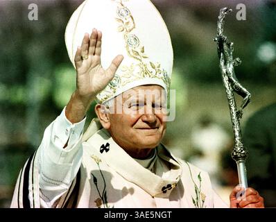 18 maggio 2001; Carmel, California, USA; PAPA GIOVANNI PAOLO ll saluta i fedeli in questa foto. Compie 81 anni il 18 maggio e si dice mostri segni del morbo di Parkinson, che il Vaticano ha negato, ma uno dei suoi medici ha pubblicamente confermato la diagnosi. . (Immagine di credito: Earl S. Cryer/ZUMAPRESS.com) Foto Stock