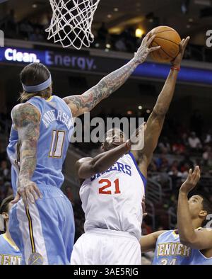 18 gennaio 2012 - Philadelphia, PA, USA - Chris Andersen dei Denver Nuggets blocca il tiro di Thaddeus Young dei Philadelphia 76ers durante il secondo quarto mercoledì 18 gennaio 2012 a Philadelphia, Pennsylvania. (Immagine di credito: © Yong Kim/Philadelphia Daily News/MCT/ZUMAPRESS.com) Foto Stock