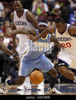 18 gennaio 2012 - Philadelphia, PA, USA - Jodie Meeks dei Philadelphia 76ers e Ty Lawson dei Denver Nuggets inseguono un pallacanestro libero durante il primo quarto mercoledì 18 gennaio 2012 a Philadelphia, Pennsylvania. (Immagine di credito: © Yong Kim/Philadelphia Daily News/MCT/ZUMAPRESS.com) Foto Stock