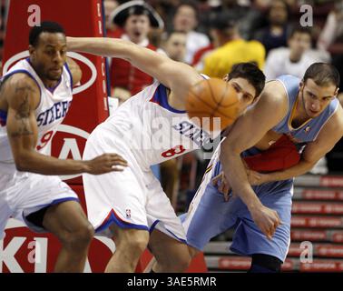 18 gennaio 2012 - Filadelfia, PA, USA - 76 Andre Iguodala, Nikola Vucevic e Kosta Koufos dei Denver Nuggets inseguono un pallacanestro libero durante il primo quarto mercoledì 18 gennaio 2012 a Filadelfia, Pennsylvania. (Immagine di credito: © Yong Kim/Philadelphia Daily News/MCT/ZUMAPRESS.com) Foto Stock