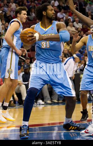 18 gennaio 2012: Il centro dei Denver Nuggets Nene Hilario (31) abbassa il rimbalzo durante la partita NBA tra i Denver Nuggets e i Philadelphia 76ers al Wells Fargo Center di Philadelphia, Pennsylvania. I Nuggets batterono i 76ers, 108-104. (Immagine di credito: © Chris Szagola/Cal Sport Media/ZUMAPRESS.com) Foto Stock