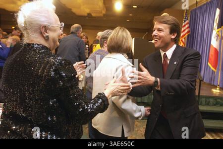 10 gennaio 2004; Cedar Rapids, Iowa, USA; il senatore presidenziale JOHN EDWARDS, D-NC, saluta i membri del pubblico mentre lascia il podio al 4th Annual Hall of Fame Banquet della Linn County Democrat a Cedar Rapids, IA. Edwards ha parlato alla raccolta fondi per il Linn County Democratic Party oltre al senatore John Kerry, D-ma, il rappresentante Dennis Kucinich, D-OH e l'ex Vermont Govenor Howard Dean. (Immagine di credito: Cedar Rapids Gazette/ZUMAPRESS.com) Foto Stock