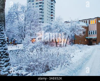 Inverno nel sobborgo di Högdalen, fuori Stoccolma, Svezia 2 Foto Stock