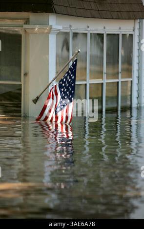 13 giugno 2008 - Cedar Rapids, Iowa, USA - Una bandiera rimane su una casa allagata sulla 2nd Ave SW a Cedar Rapids. Migliaia di persone sono fuggite dalle inondazioni nello stato Midwest degli Stati Uniti dell'Iowa, mentre i fiumi ingrossati continuano a devastare le città con livelli d'acqua record causati da giorni di forti piogge (immagine di credito: Cedar Rapids Gazette/ZUMAPRESS.com) Foto Stock