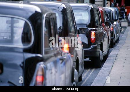 Una linea di taxi di Londra aspetta i clienti fuori dalla stazione di Liverpool Street nel centro di Londra. (Immagine di credito: Seamas Culligan/ZUMAPRESS.com) Foto Stock