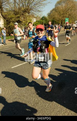 Brighton, città di Brighton & Hove, East Sussex, Regno Unito. Maratona di Brighton 2025 passando per il punto di 10 km della gara di distanza olimpica passando per l'iconico Padiglione di Brighton in abiti eleganti. David Smith/Alamy 6 aprile 2025 Foto Stock