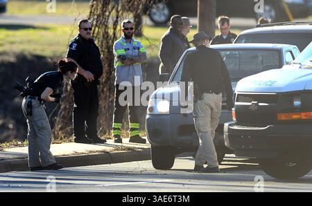 22 gennaio 2012 - Charlotte, NC, USA - polizia di Charlotte-Meclemburgo indaga sulla scena di una sparatoria della polizia nel blocco 6200 di Albemarle Rd Giovedì 26 gennaio 2017 a Charlotte, N.C. un ufficiale ha ucciso una persona. (Immagine di credito: © Jeff Siner/TNS tramite filo ZUMA) Foto Stock