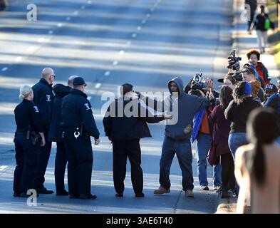 22 gennaio 2012 - Charlotte, North Carolina, USA - la polizia di Charlotte-Meclemburgo chiede a un uomo di tornare sul marciapiede e uscire da Albemarle Rd Mentre gli agenti indagano sulla scena di una sparatoria della polizia giovedì 26 gennaio 2017 a Charlotte, N.C. un agente ha sparato a morte a una persona. (Immagine di credito: © Jeff Siner/TNS tramite filo ZUMA) Foto Stock