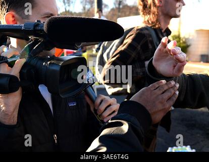 22 gennaio 2012 - Charlotte, NC, USA - i manifestanti proteggono la telecamera di un fotoreporter televisivo dal registrare il loro gruppo lungo Albemarle Rd Mentre la polizia di Charlotte-Meclemburgo indaga sulla scena di una polizia coinvolta in una sparatoria giovedì 26 gennaio 2017 a Charlotte, N.C. un agente ha ucciso a morte una persona. (Immagine di credito: © Jeff Siner/TNS tramite filo ZUMA) Foto Stock