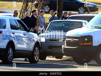 22 gennaio 2012 - Charlotte, NC, USA - polizia di Charlotte-Meclemburgo indaga sulla scena di una sparatoria della polizia nel blocco 6200 di Albemarle Rd Giovedì 26 gennaio 2017 a Charlotte, N.C. un ufficiale ha ucciso una persona. (Immagine di credito: © Jeff Siner/TNS tramite filo ZUMA) Foto Stock