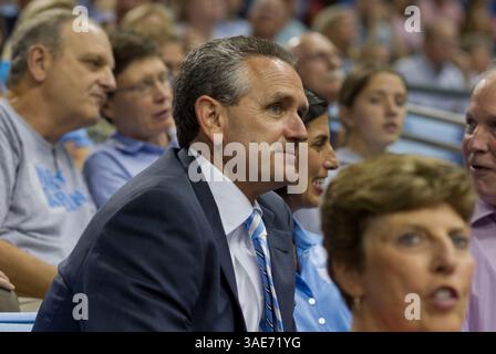 14 ottobre 2011, Chapel Hill, North Carolina, USA: Il direttore atletico della University of North Carolina Lawrence ''Bubba' Cunningham partecipa a ''Late Night with Roy Williams''' venerdì 14 ottobre 2011 presso lo Smith Center di Chapel Hill a Chapel Hill, N.C. (immagine di credito: © TNS via ZUMA Wire) Foto Stock