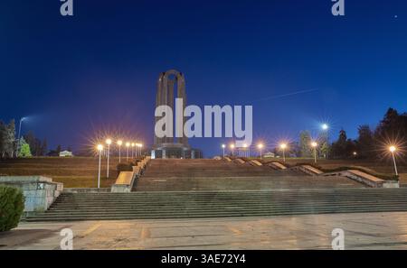 Colonna National Heroes Memorial nel Carol Park notturno. Bucarest, Romania. Foto Stock
