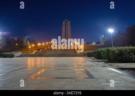 Colonna National Heroes Memorial nel Carol Park notturno. Bucarest, Romania. Foto Stock