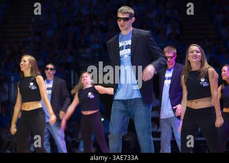 14 ottobre 2011 - Chapel Hill, North Carolina, USA - Tyler Zeller dell'Università del North Carolina esegue una routine di danza durante ''Late Night with Roy Williams'' venerdì 14 ottobre 2011, presso lo Smith Center di Chapel Hill, North Carolina. (Immagine di credito: © Robert Willett/Raleigh News & Observer/MCT/ZUMAPRESS.com) Foto Stock