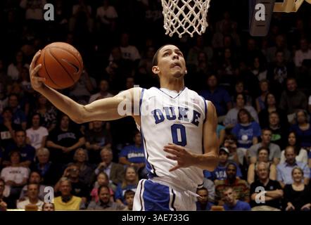 14 ottobre 2011 - Durham, North Carolina, USA - la matricola Duke Austin Rivers (0) partecipa al Dunk contest dopo la linea di scrimmage Blue-White al Cameron Indoor Stadium di Durham, North Carolina, venerdì 14 ottobre 2011. (Immagine di credito: © Chuck Liddy/Raleigh News & Observer/MCT/ZUMAPRESS.com) Foto Stock
