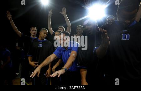 14 ottobre 2011 - Durham, NC, USA - l'allenatore di basket maschile di Duke Mike Krzyzewski si inchina alla folla con la squadra durante la linea di scrimmage Blue-White e le festività circostanti al Cameron Indoor Stadium di Durham, North Carolina, venerdì 14 ottobre 2011. (Immagine di credito: © Chuck Liddy/Raleigh News & Observer/MCT/ZUMAPRESS.com) Foto Stock