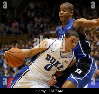 14 ottobre 2011 - Durham, NC, USA - Duke's Austin Rivers (0) che gioca per la squadra White corre davanti ad Andre Dawkins della squadra Blue al Cameron Indoor Stadium di Durham, Carolina del Nord, venerdì 14 ottobre 2011. (Immagine di credito: © Chuck Liddy/Raleigh News & Observer/MCT/ZUMAPRESS.com) Foto Stock