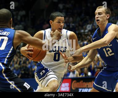 14 ottobre 2011 - Durham, NC, USA - Duke's Austin Rivers (0), giocando per la squadra White, divide i compagni di squadra Andre Dawkins (20) e Alex Murphy (12) al Cameron Indoor Stadium di Durham, Carolina del Nord, venerdì 14 ottobre 2011, durante la partita Blue-White. (Immagine di credito: © Chuck Liddy/Raleigh News & Observer/MCT/ZUMAPRESS.com) Foto Stock
