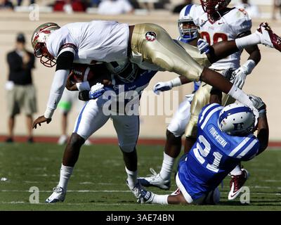 15 ottobre 2011 - Durham, NC, USA - il quarterback dello Stato della Florida EJ Manuel (3) sale e supera la sicurezza Duke Anthony Young-Wiseman (21) al Wallace Wade Stadium di Durham, North Carolina, sabato 15 ottobre 2011. Lo Stato della Florida sconfisse il Duca, 41-16. (Immagine di credito: © Chuck Liddy/Raleigh News & Observer/MCT/ZUMAPRESS.com) Foto Stock