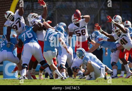 15 ottobre 2011 - Chapel Hill, North Carolina, USA - Thomas Moore (14) del North Carolina lancia un Field goal da 20 yard nel secondo quarto contro Miami al Kenan Stadium di Chapel Hill, North Carolina, sabato 15 ottobre 2011. Gli University of Miami Hurricanes sconfissero gli University of North Carolina Tar Heels, 30-24. (Immagine di credito: © Robert Willett/Raleigh News & Observer/MCT/ZUMAPRESS.com) Foto Stock
