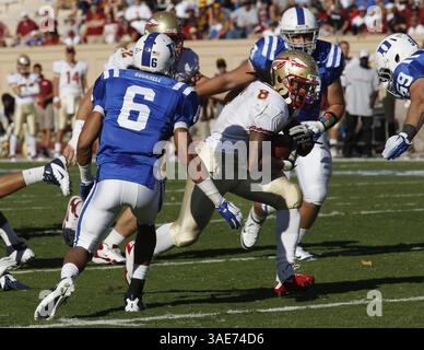 15 ottobre 2011 - Durham, NC, USA - il running back della Florida State Devonta Freeman (8) corre in difesa di Duke per segnare un touchdown nel secondo quarto al Wallace Wade Stadium di Durham, North Carolina, sabato 15 ottobre 2011. (Immagine di credito: © Chuck Liddy/Raleigh News & Observer/MCT/ZUMAPRESS.com) Foto Stock