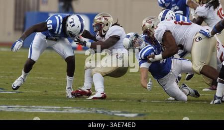 15 ottobre 2011 - Durham, North Carolina, USA - il running back dello stato della Florida Devonta Freeman (8) tenta di sfuggire alla sicurezza del duca Matt Daniels (40) al Wallace Wade Stadium di Durham, North Carolina, sabato 15 ottobre 2011. Lo Stato della Florida sconfisse il Duca, 41-16. (Immagine di credito: © Chuck Liddy/Raleigh News & Observer/MCT/ZUMAPRESS.com) Foto Stock