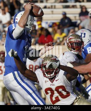 15 ottobre 2011 - Durham, NC, USA - il quarterback Duke Sean Renfree (19) tenta di evitare di essere licenziato dalla safety della Florida Lamarcus Joyner (20) al Wallace Wade Stadium di Durham, Carolina del Nord, sabato 15 ottobre 2011. Lo Stato della Florida sconfisse il Duca, 41-16. (Immagine di credito: © Chuck Liddy/Raleigh News & Observer/MCT/ZUMAPRESS.com) Foto Stock