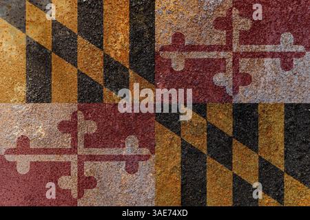 Bandiera dello Stato del Maryland. Sporca bandiera dello stato del Maryland su una superficie metallica arrugginita. Struttura in metallo arrugginito Foto Stock