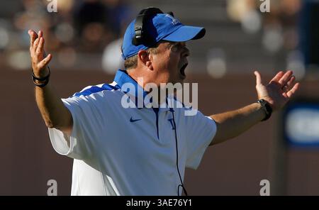 15 ottobre 2011 - Durham, North Carolina, USA - il capo allenatore di Duke David Cutcliffe interroga i funzionari dopo una prima chiamata al Wallace Wade Stadium di Durham, North Carolina, sabato 15 ottobre 2011. Lo Stato della Florida sconfisse il Duca, 41-16. (Immagine di credito: © Chuck Liddy/Raleigh News & Observer/MCT/ZUMAPRESS.com) Foto Stock
