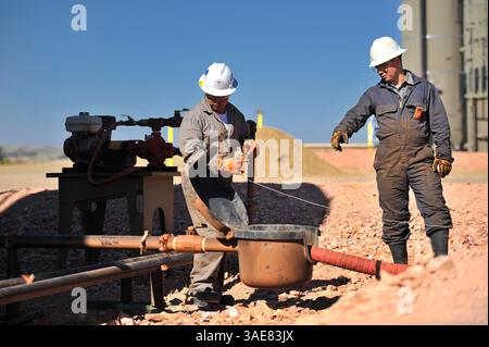 27 settembre 2011 - Watford City, Minnesota, Stati Uniti - Kenny LeBaron, se n'è andato, e suo fratello Joshua si è trasferito nel North Dakota dal Minnesota per approfittare di salari più alti a causa di un boom petrolifero lì. Qui servono un pozzo di gas e petrolio vicino a Watford City, North Dakota, il 27 settembre 2011. (Immagine di credito: © Glen Stubbe/Minneapolis Star Tribune/MCT/ZUMAPRESS.com) Foto Stock