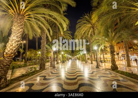Alicante. La passeggiata chiamata Explanada de España. Una giornata di sole. L'inizio della stagione turistica. Paesaggio urbano, costa della Costa Blanca, Foto Stock