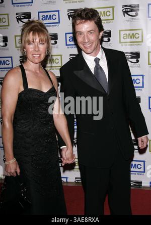 12 novembre 2004; Beverly Hills, California, USA; l'attore MARTIN SHORT & Wife NANCY DOLMAN al 19° Annual American Cinematheque Award in onore di Steve Martin tenuto al Beverly Hilton Hotel. (Immagine di credito: Lisa o'Connor/ZUMAPRESS.com) Foto Stock