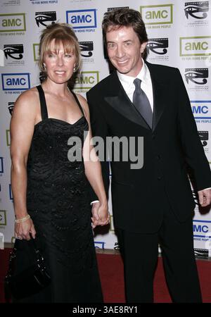 12 novembre 2004; Beverly Hills, California, USA; l'attore MARTIN SHORT & Wife NANCY DOLMAN al 19° Annual American Cinematheque Award in onore di Steve Martin tenuto al Beverly Hilton Hotel. (Immagine di credito: Lisa o'Connor/ZUMAPRESS.com) Foto Stock