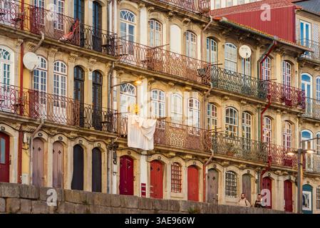 Porto, Portogallo, 25 dicembre 2024: Le facciate di Ribeira a Porto: Un arazzo di tempo e consistenza Foto Stock
